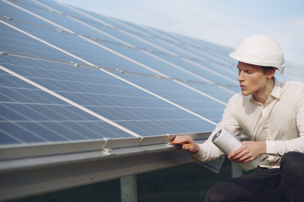 certificador energético calculando eficiencia energética